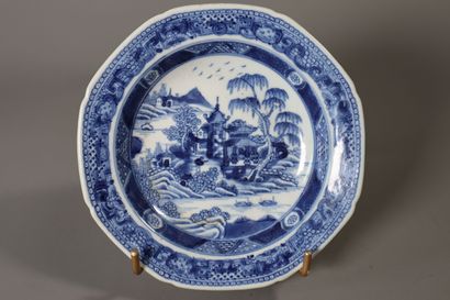 null CHINE, Compagnie des Indes, XIXème siècle 
Assiettes octogonale creuses en porcelaine...