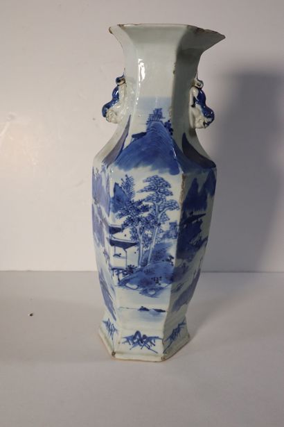 null CHINE, Canton, XIXe siècle
Vase de forme hexagonale en porcelaine émaillée blanc...