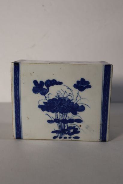 null CHINE, Vers 1900
Briques à herbes odorantes en porcelaine émaillée polychrome...