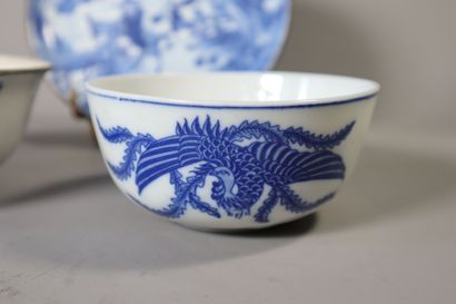 null VIETNAM 
Assiette en porcelaine bleu blanc à décor de scène animée de cavalier...