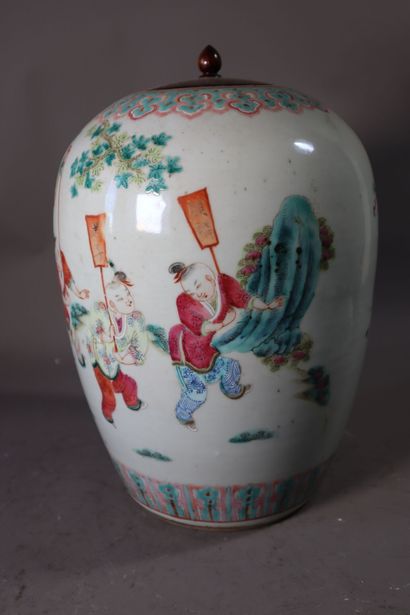 null CHINE, XXe siècle
Pot couvert en porcelaine émaillée polychrome d'immortel chevauchant...