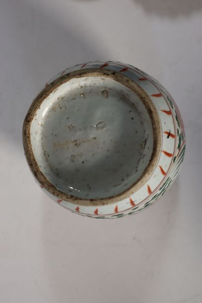 null CHINE, Période Transition, XVIIe siècle
Pot balustre en porcelaine wucai à décor...