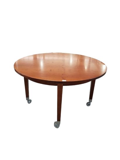 null TABLE ronde en bois, reposant sur 4 roulettes
H. : 73,5 cm 
Diam. : 128 cm....
