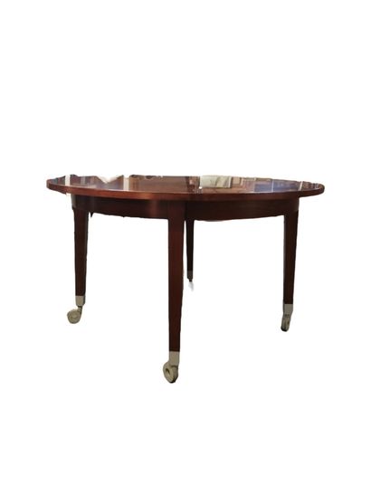 null TABLE ronde en bois, reposant sur 4 roulettes
H. : 73,5 cm 
Diam. : 128 cm....