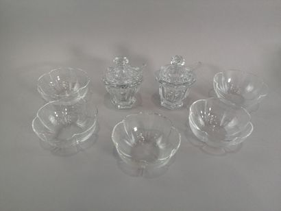 null BACCARAT, Partie de service comprenant deux moutardiers en cristal moulé et...