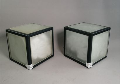 null DEUX cubes en acier et verre dépoli à fixer en applique
18 x 18 x 18 cm

Ref:...