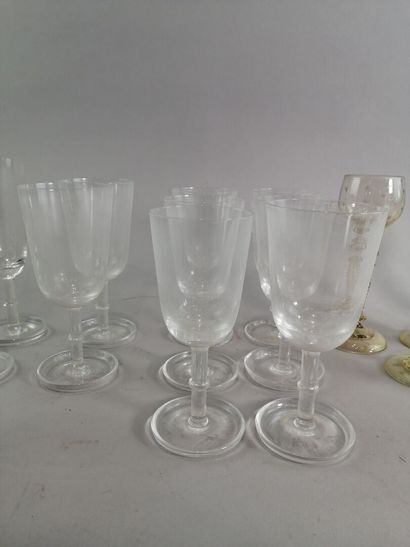 null Suite de dix-huit verres à pied comprenant : 4 flûtes à champagne en cristal,...