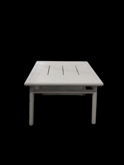 null Table basse carrée en métal laqué blanc
Dim. : 35 x 50 x 50 cm
(Usures)