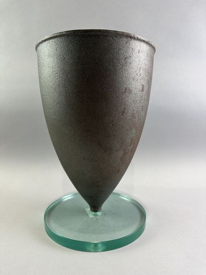 null VASE en métal grisé sur socle circulaire en verre
H. 35 cm 
