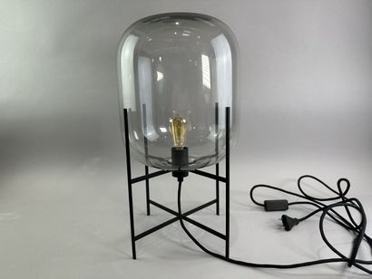 null Lampe en verre et métal noir, travail moderne
et un vase à verre soufflé à double...