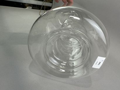 null Vase en verre soufflé à double paroi, travail moderne
 H. 42 cm

01877 BW6H...