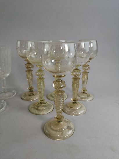 null Suite de dix-huit verres à pied comprenant : 4 flûtes à champagne en cristal,...
