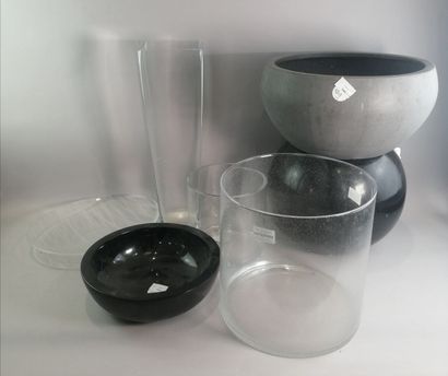 null 7 pièces dont vases et coupes en verre et plastique

ref 15464, 02011, BVJF...