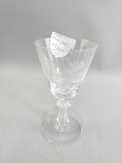 null Verre à vin en cristal gravé, signé Val-Saint-Lambert
à décor de fleurs
H. 15...