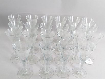 null Suite de 22 coupes en verre à jambe pleine

02135 BWWJQ