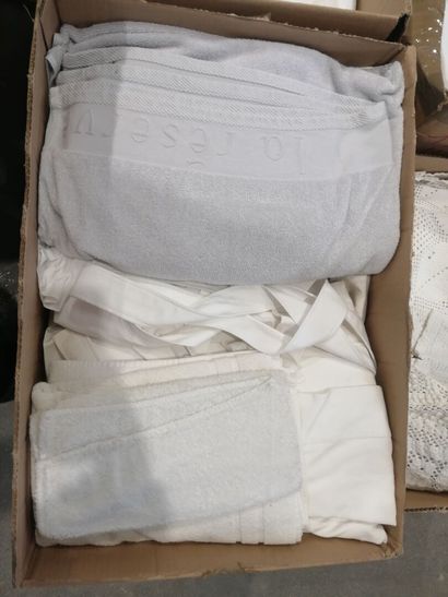 null PALETTE de LINGE de MAISON comprenant des serviettes de bain, des draps de lit,...