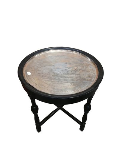 null Table basse circulaire en bois noir et plateau en laiton gravé et signé "A....