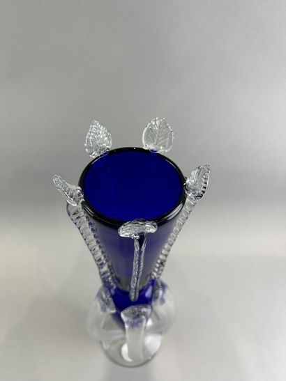 null Vase en Murano en verre bleu et 5 anses en applique. 
H: 47 cm

ref 1805
