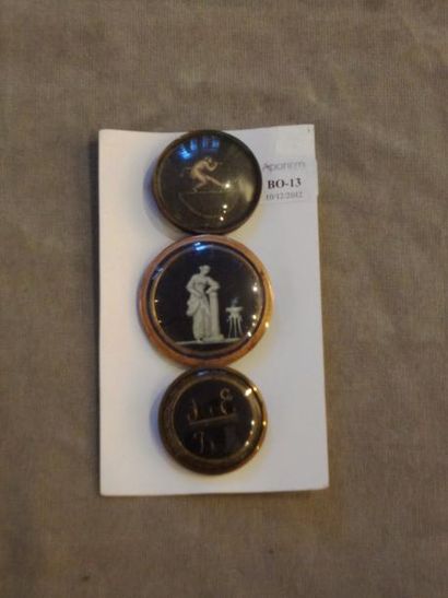 null Trois boutons, fin XVIIIème siècle, laiton, décor d'un faune à la Dugourc, vestale...