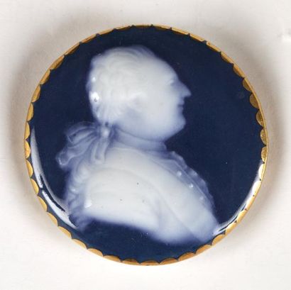 null Bouton, style du XVIIIème siècle, porcelaine, fond bleu, décor en camée blanc...