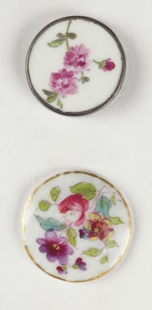 null Deux boutons en porcelaine, XIXème siècle, fleurs. Diamètre: 2, 5 cm et 3 c...
