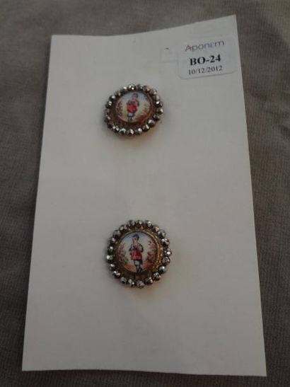 null Deux boutons en porcelaine, style du XVIIIème siècle, personnages à la Boucher...