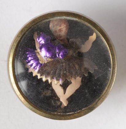 null Curieux bouton articulé, XIXème siècle, danseuse en tutu Diamètre: 2 cm