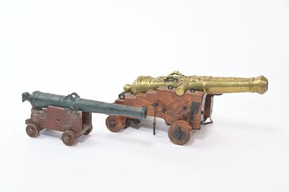 null Maquette de deux canons de marine sur affut en bois. Un en bronze, longueur...