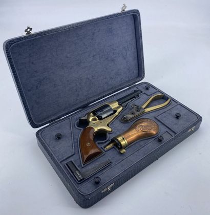 null Revolver à poudre noire Cal. 32. carcasse bronze. Présenté dans un coffret avec...