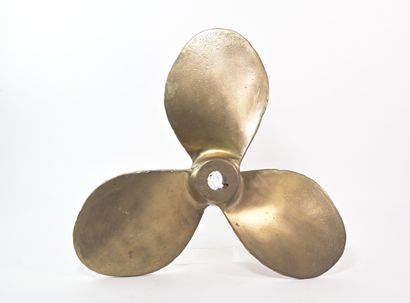 Hélice tripale en bronze. Diamètre : 50 cm....