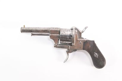 null Revolver à barillet et à broche Cal. 8mm. Barillet et carcasse incrustés de...