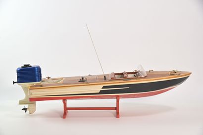 Maquette d'un yacht à moteur de type Riva....