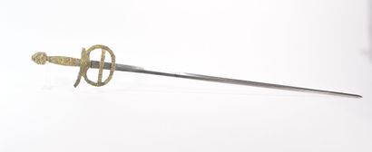 null Épée de style, garde en bronze ciselé (manque) fourreau en laiton gravé de feuillages....