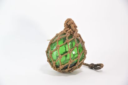 null Two green or brown glass net balls in their matelotage. Diameter 20 and 14 cm...