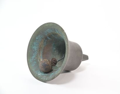 null Bell in bronze engraved SIMOON. Diameter 22 cm. Height 24 cm. 2 chips on the...