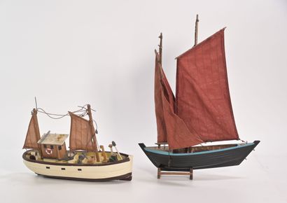 Deux maquettes de bateau de pêche en bois...