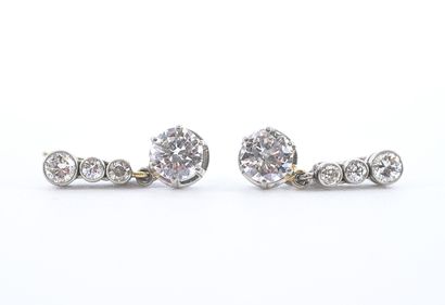 null Pair of earrings in white gold
gold 750°/00 and platinum decorated with a
1...