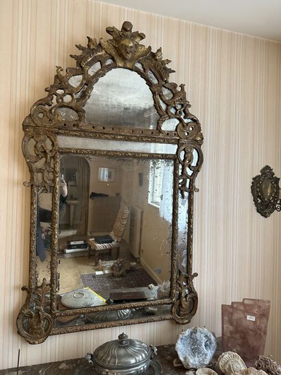 null ÉPOQUE RÉGENCE ET POSTÉRIEURE
Miroir à parecloses en bois sculpté et doré
(fronton...