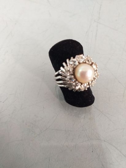 null Daisy ring in white gold 750°/00
and platinum, with a pearl in the center
surrounded...