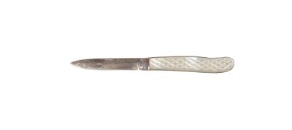 null Petit couteau à manche en nacre et lame en argent
PB. 29,65 g ; L. 9 cm