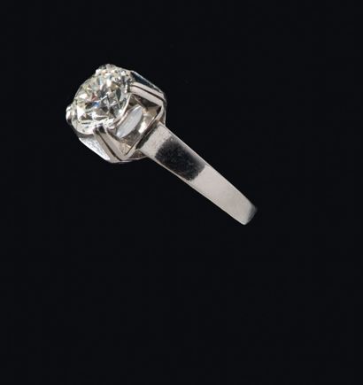 null Bague en platine 850°/00 ornée au
centre d'un diamant rond de taille
brillant...