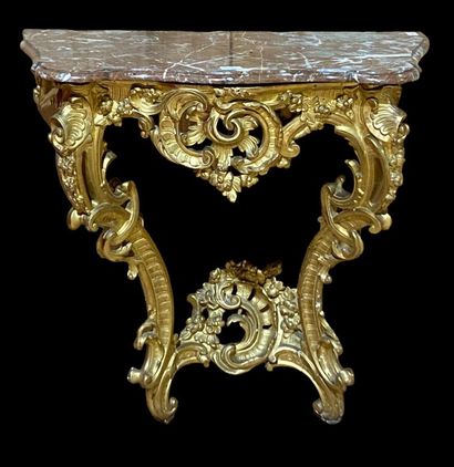 null STYLE LOUIS XV, XIXe SIÈCLE
Console d'applique en bois et stuc doré 
à décor...