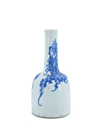 null CHINE, ÉPOQUE KANGXI (1622-1722)
Vase Mallet en porcelaine bleu blanc 
porte...
