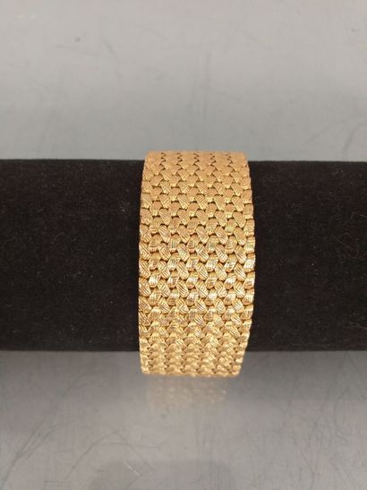 null Large bracelet plat à glissière et maille paillasson, tressé en or jaune 750°/00
Poinçon...
