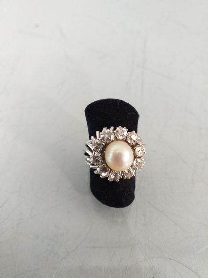 null Daisy ring in white gold 750°/00
and platinum, with a pearl in the center
surrounded...