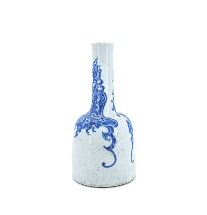 null CHINA, KANGXI PERIOD (1622-1722)
Blue and white porcelain Mallet vase 
bears...