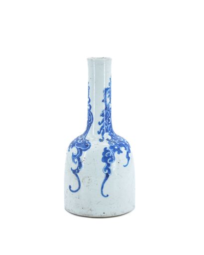 null CHINE, ÉPOQUE KANGXI (1622-1722)
Vase Mallet en porcelaine bleu blanc 
porte...