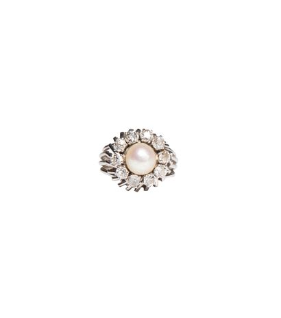 null Daisy ring in white gold 750°/00
and platinum, with a pearl in the center
surrounded...