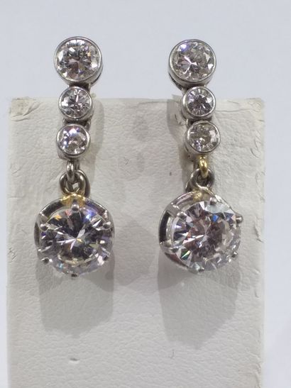 null Pair of earrings in white gold
gold 750°/00 and platinum decorated with a
1...