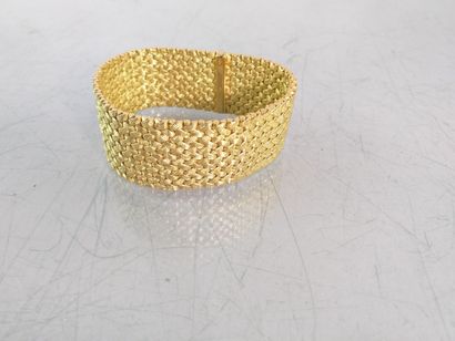 null Large bracelet plat à glissière et maille paillasson, tressé en or jaune 750°/00
Poinçon...